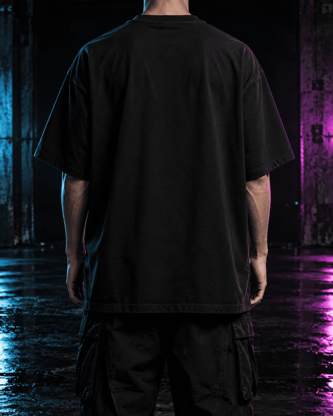 Maglia nera oversize, mockup fotografico vista posteriore